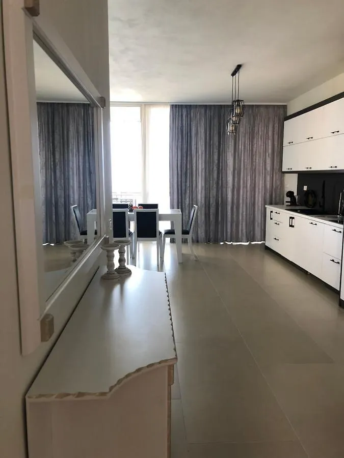 Rents-A-View Luxury Apartment @Gc Resort, Albania Palase